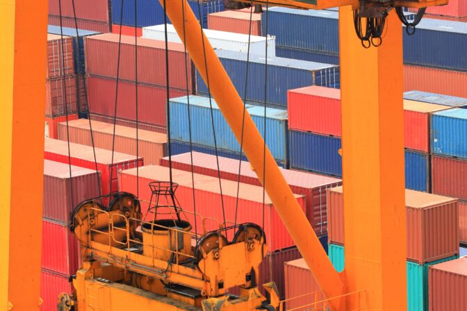 grúa cogiendo containers